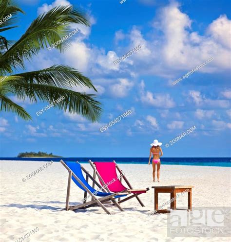Schöner Malediven Strand mit Sonnenliegen und Bikini Model Stock Photo Picture And Low Budget