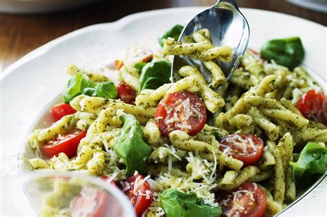 Pastasallad Med Pesto Och Parmesan Recept Zeta