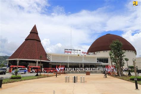 Foto Potret Bangunan Papua Youth Creative Hub Adopsi Atap Rumah Adat