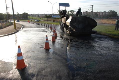 Equipes da Prudenco executam recapeamento asfáltico na Rodovia Alberto