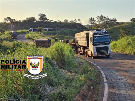 Semirreboque Tomba E Derrama Carga De Sorgo Na Mg Patos Agora A