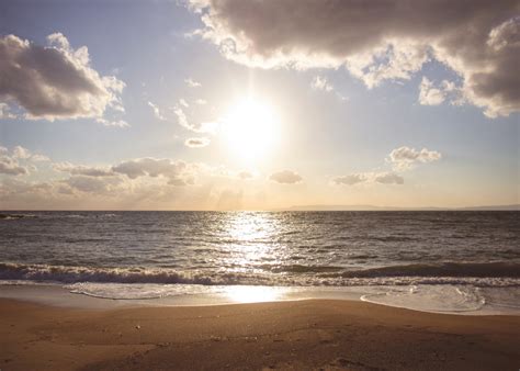 無料画像 ビーチ 海岸 砂 海洋 地平線 雲 空 日光 日の出 日没 太陽光 朝 夜明け 夕暮れ 水域 風の