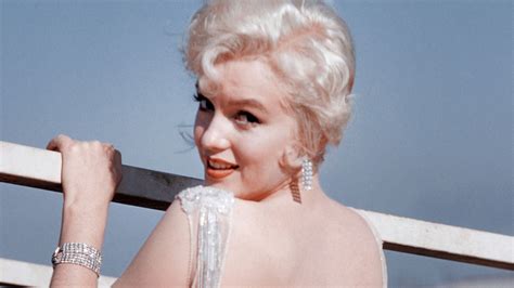 Marilyn Monroe Why Are We Still Lusting After Her Body Shape Glamour Uk