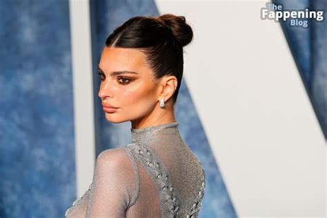 Emily Ratajkowski Flashes Her Nude Tits At The Vanity Fair Oscar Party