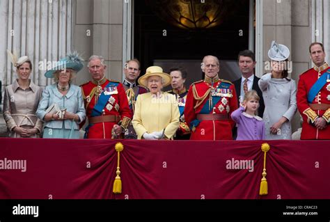 La Reine Elizabeth Ii Et Les Membres De La Famille Royale Se Réunissent