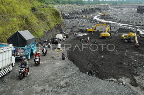 Dampak Tanah Longsor Di Lumajang Antara Foto