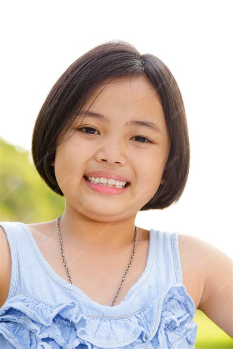 Niña Asiática Que Sonríe Feliz En El Parque Foto Premium