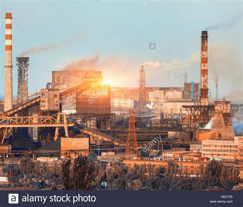 Planta metalúrgica en colorido atardecer Paisaje industrial Fábrica