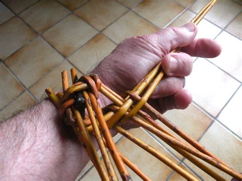 démarrage panier les mains au panier Willow weaving Weaving Crafts