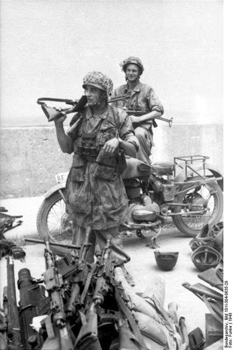 Photo German Paratroopers With Fg 42 Rifle And Mp 40 Submachine Gun