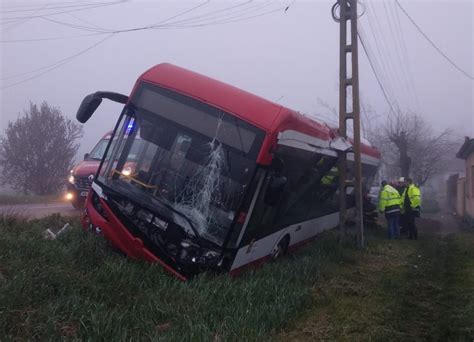 Doi R Ni I Dup Coliziunea Dintre Dou Ma Ini I Un Autobuz N Vestul