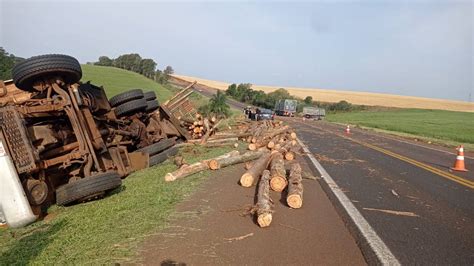 Caminh O Carregado Toras Tomba Sobre A Br Ap S Acidente