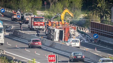 Incidente In A14 Camion Distrugge Il Guard Rail E Si Ribalta Nella