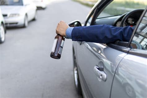 Boire Et Conduire Un Homme Boit Une Bouteille De Bi Re En Conduisant