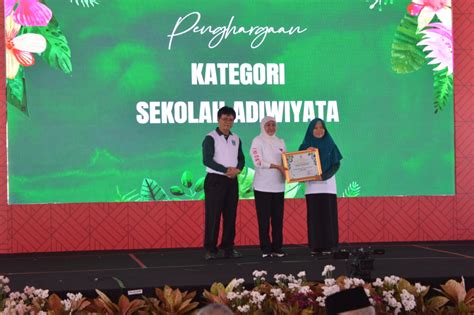 Sman Ponggok Meraih Penghargaan Sekolah Adiwiyata Terbaik Ke Di