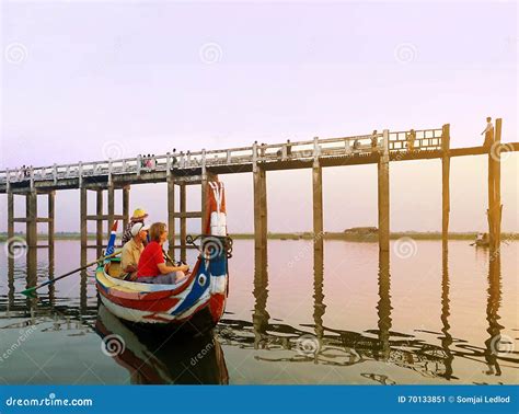 Turistas Que Visitam A Ponte Famosa Da Teca De U Bein No Por Do Sol