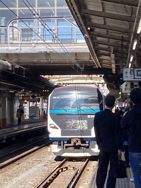 東海道線 大船駅で人身事故目の前で人が線路に落ちて特急踊り子13号が轢いた前面のヘッドマークが破損してる横須賀線も巻き込まれ電車遅延10