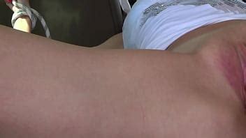 Dios mío Milf sumisa caliente y delgada atada y llevada al orgasmo eyaculando en el auto