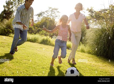 Una Familia En Un Parque Jugando Con Un Bal N De F Tbol Fotograf A De