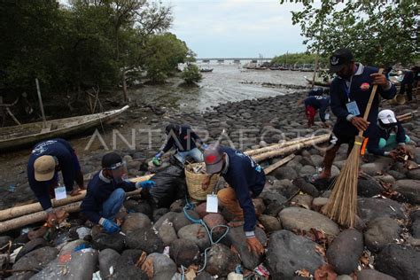 AKSI BERSIH BERSIH SAMPAH DI SURAMADU ANTARA Foto