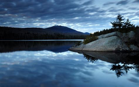 Dark blue sky clouds, lake water, reflection, forest, mountains, morning scenery wallpaper ...