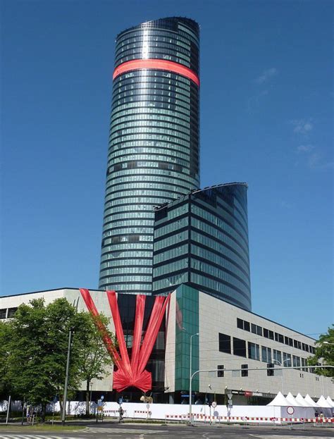 Jak wyglądała budowa Sky Tower ZOBACZ Miejsca we Wrocławiu