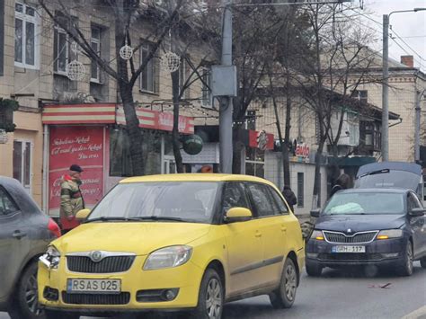 Carambol In Capitala O Femeie A Ajuns La Spital Dupa Ce Trei Masini S