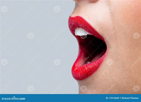 Womans Mund Weit Geöffnet Mit Rotem Lippenstift Stockbild Bild Von