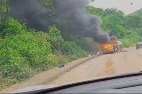 Kombi é destruída após pegar fogo em Ipatinga