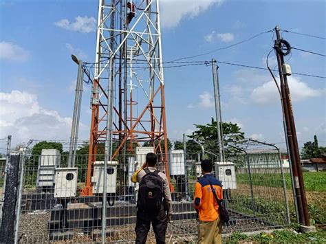 Warga Babakan Purbalingga Nekat Panjat Tower Bts Sampai Ketinggian Meter