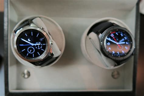 Samsung's New Gear S3 Smartwatches Always Show The Time | Popular Science