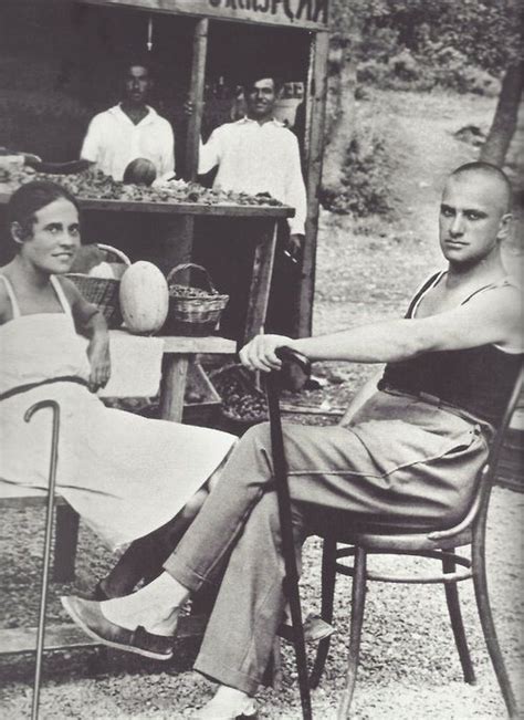 Lili Brik Et Vladimir Maïakovski Yalta été 1926 Mana Vietne