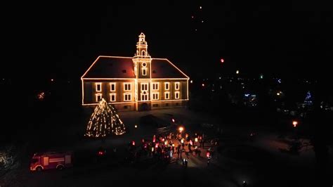 Grad Valpovo Advent U Valpovu Na Trgu Upaljena Adventska