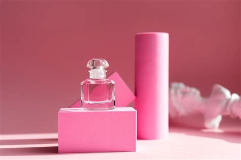 Eau De Parfum Rosa Em Um Frasco De Vidro Pedestais Rosa E Fundo