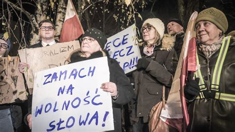 Tvp Pozna Wy Czone Protest Przed Siedzib Stacji Tusk Do Berlina