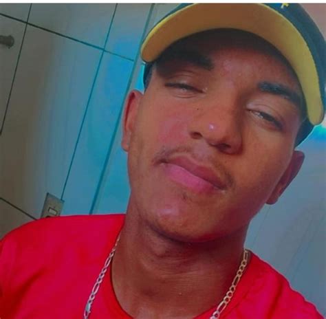 Jovem de 21 anos é eletrocutado ao passar por buraco de cerca de quadra