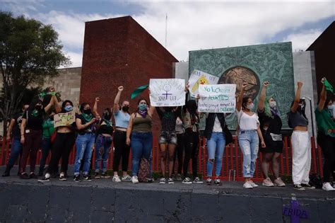 La Jornada Mujeres Polic As Encapsulan A Feministas Que Buscaban