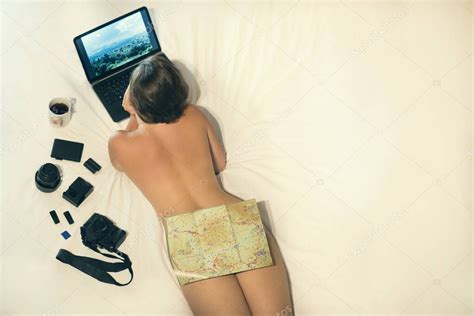 Mujer Desnuda Cama Con Mapa Geográfico Portátil Mapa Geográfico Del