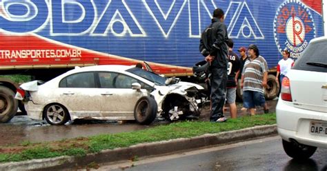 G Motorista Atravessa Canteiro Invade Pista Contr Ria E Bate Em