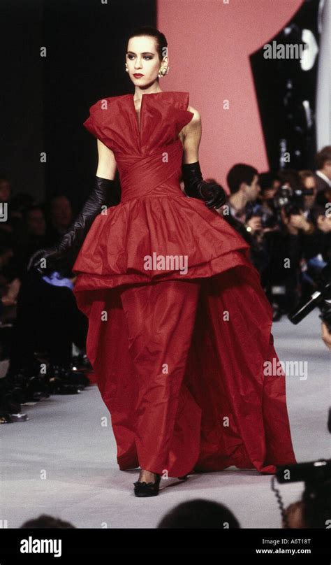 La Moda De Los Años Noventa Maniquí Vestida Con Vestido Rojo