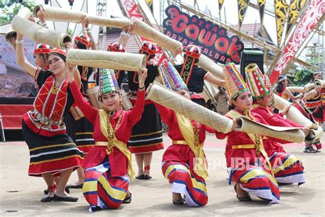 Tarian Adat Kalimantan Barat Berbagi Informasi