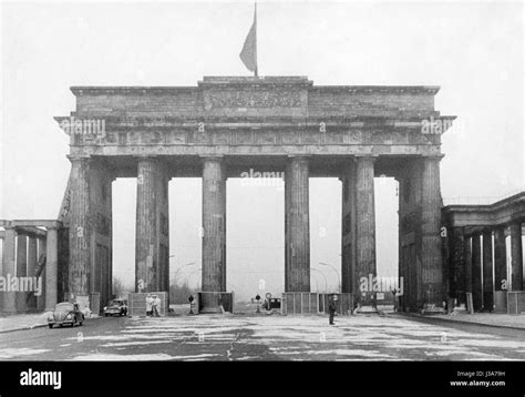 The Brandenburg Gate 1957 Stock Photo Alamy