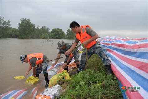 抗洪一线，“空军蓝”时刻坚守在大堤上 中国军网