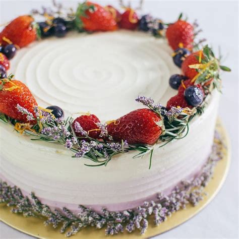 Pastel purple ombré with caspier and mixed berries | Fresh fruit cake ...