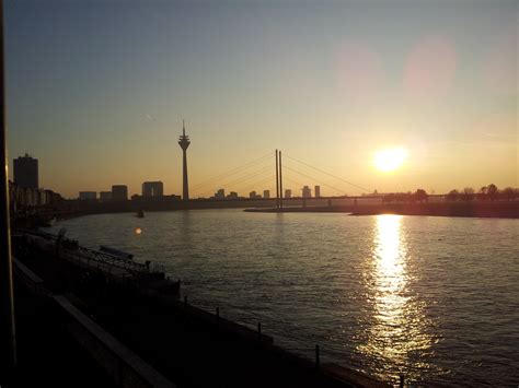 Skyline sunset of Düsseldorf - cc0.photo