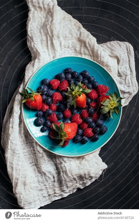 Schale Mit Frischen Sortierten Beeren Ein Lizenzfreies Stock Foto Von