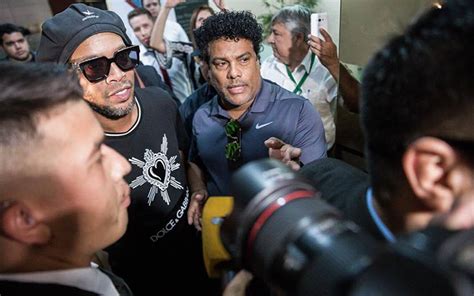 Tras declarar por ocho horas pasaportes falsos Ronaldinho Gaúcho