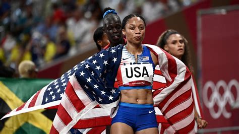 U S Dream Team Wins 4x400 Relay To Give Allyson Felix Her 11th Medal Huffpost Allyson