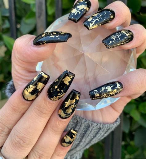 [UPDATED] 60+ Elegant Gold and Black Nails