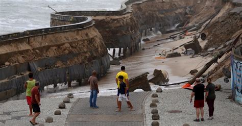 Erosão deixa rastro de destruição em orla de praia no Rio Fotos UOL